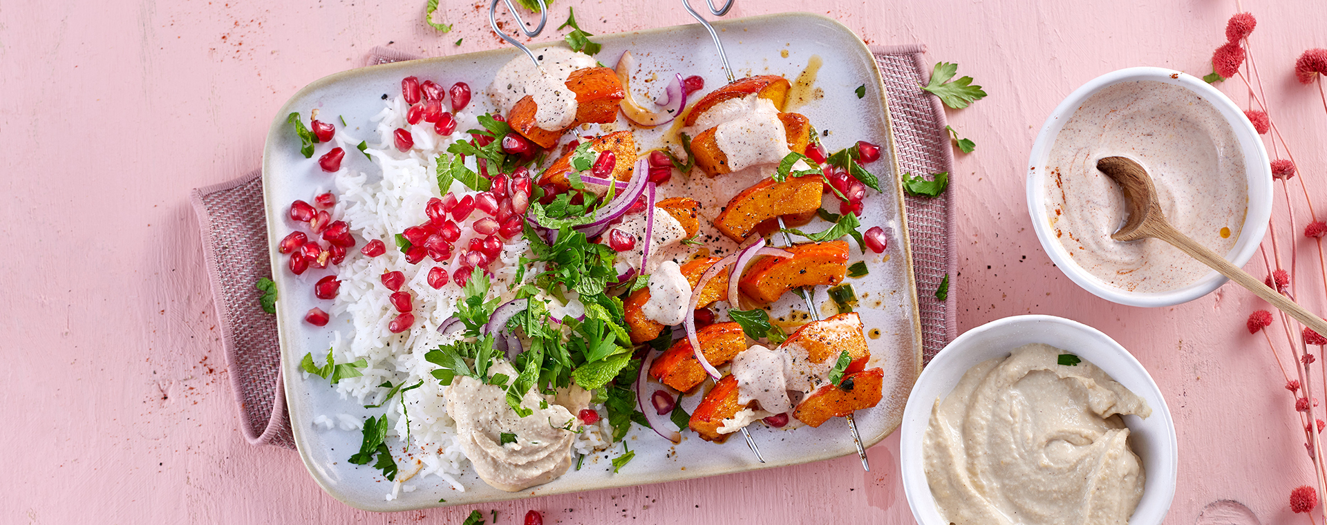 5 24 Kuerbisspiesse Mit Basmatireis Und Hummus 1920x760px