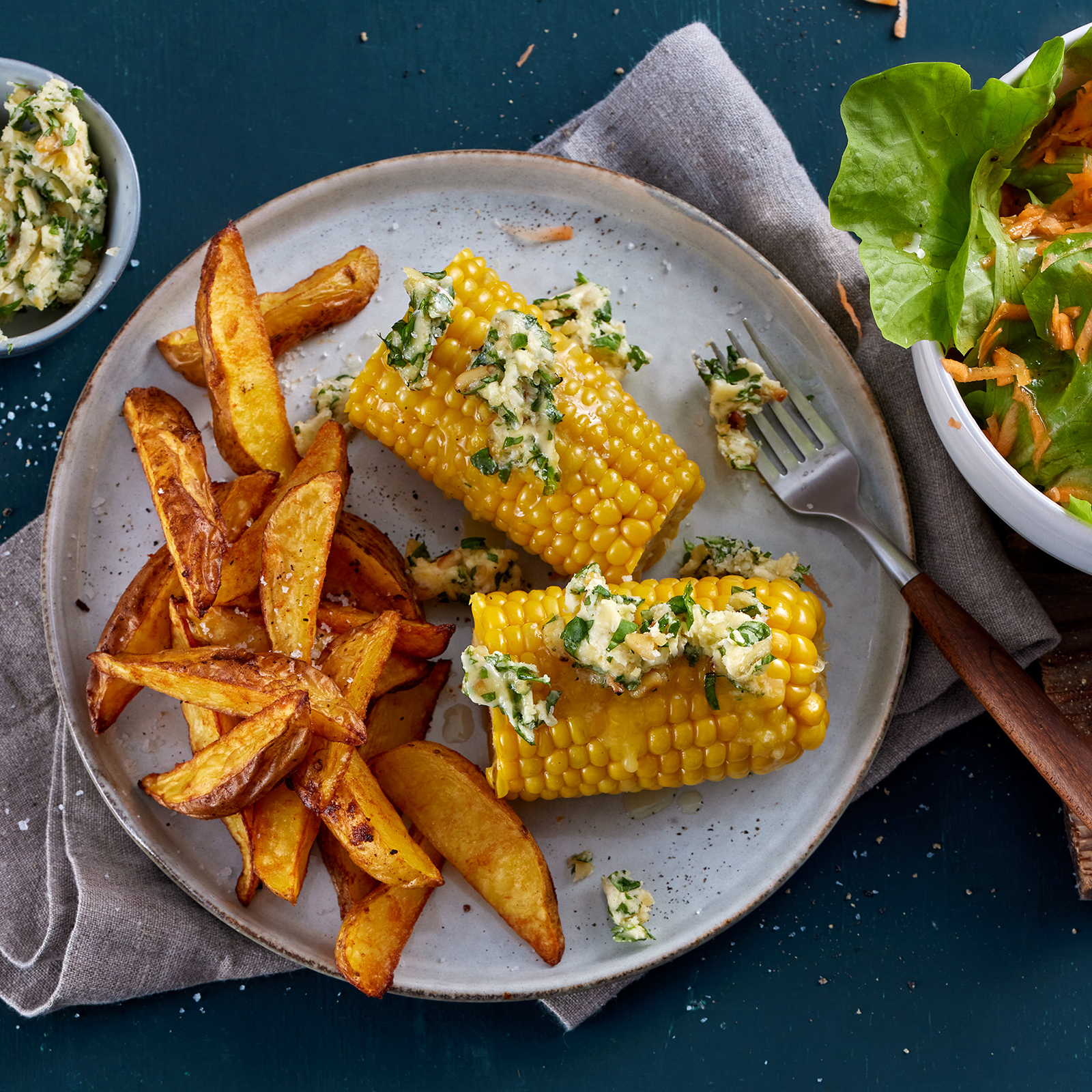 5 24 Maiskolben Mit Pestobutter Kartoffelwedges 1600x1600px