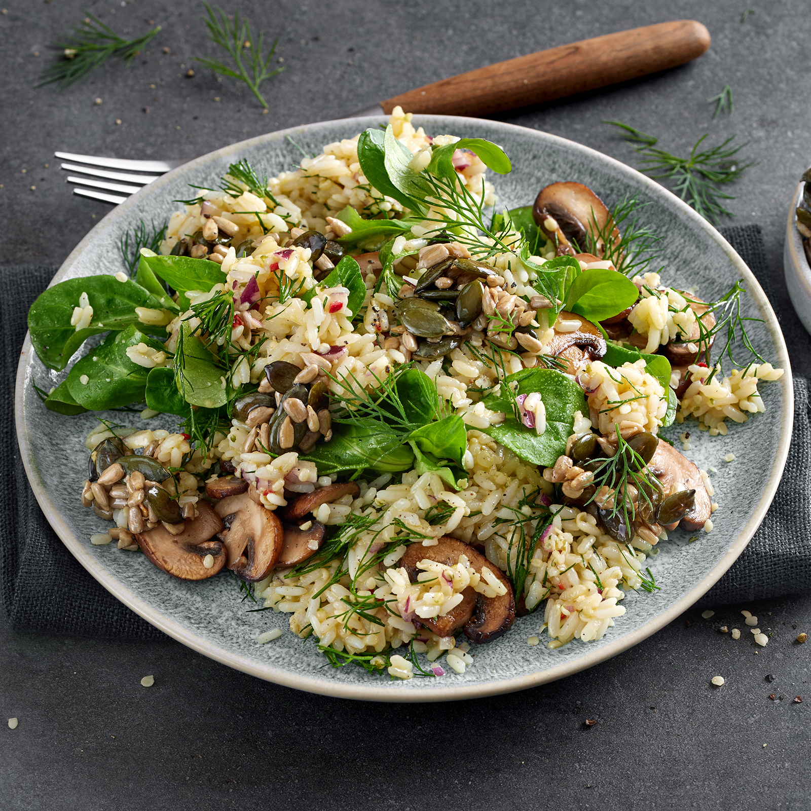 6 24 Hanf Reis Salat Mit Pilzen Und Kernigem Crunch 1600x1600px