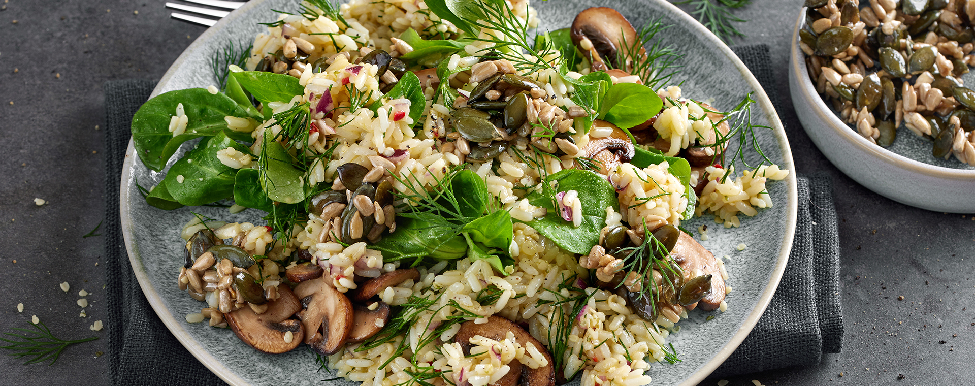 6 24 Hanf Reis Salat Mit Pilzen Und Kernigem Crunch 1920x760px