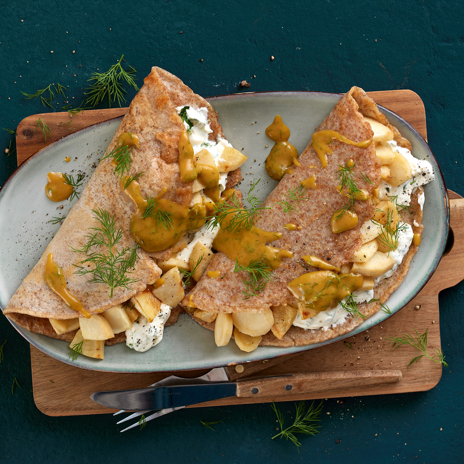 6 24 Pfannkuchen Mit Petersilienwurzeln Kraeuterquark 1600x1600px