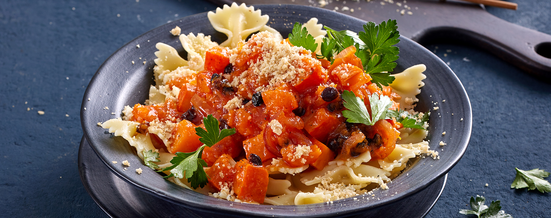 1 25 Aromatische Kuerbis Pasta Mit Mandelparmesan 1920x760px