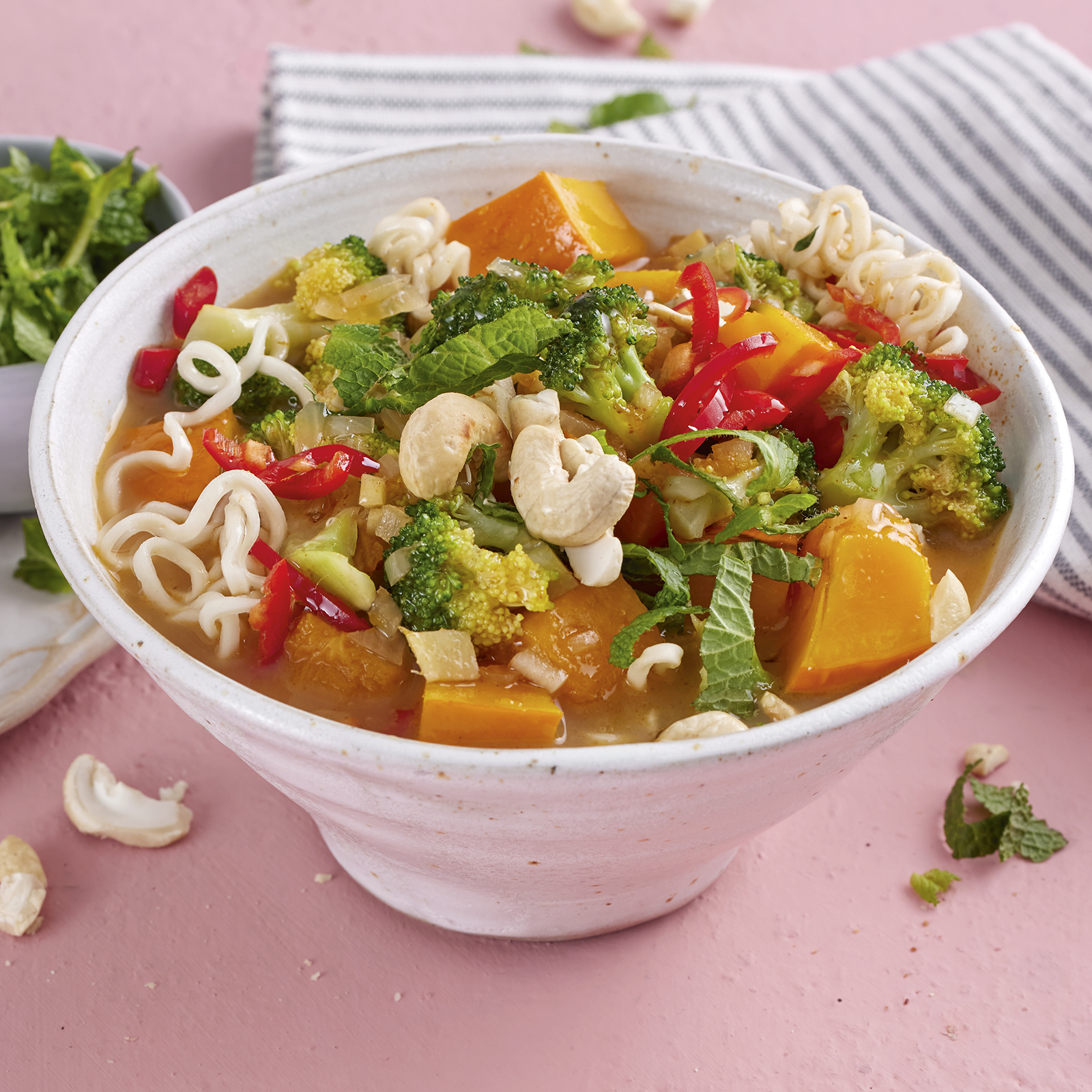 1 25 Curry Nudelsuppe Mit Kuerbis Und Brokkoli 1600x1600px