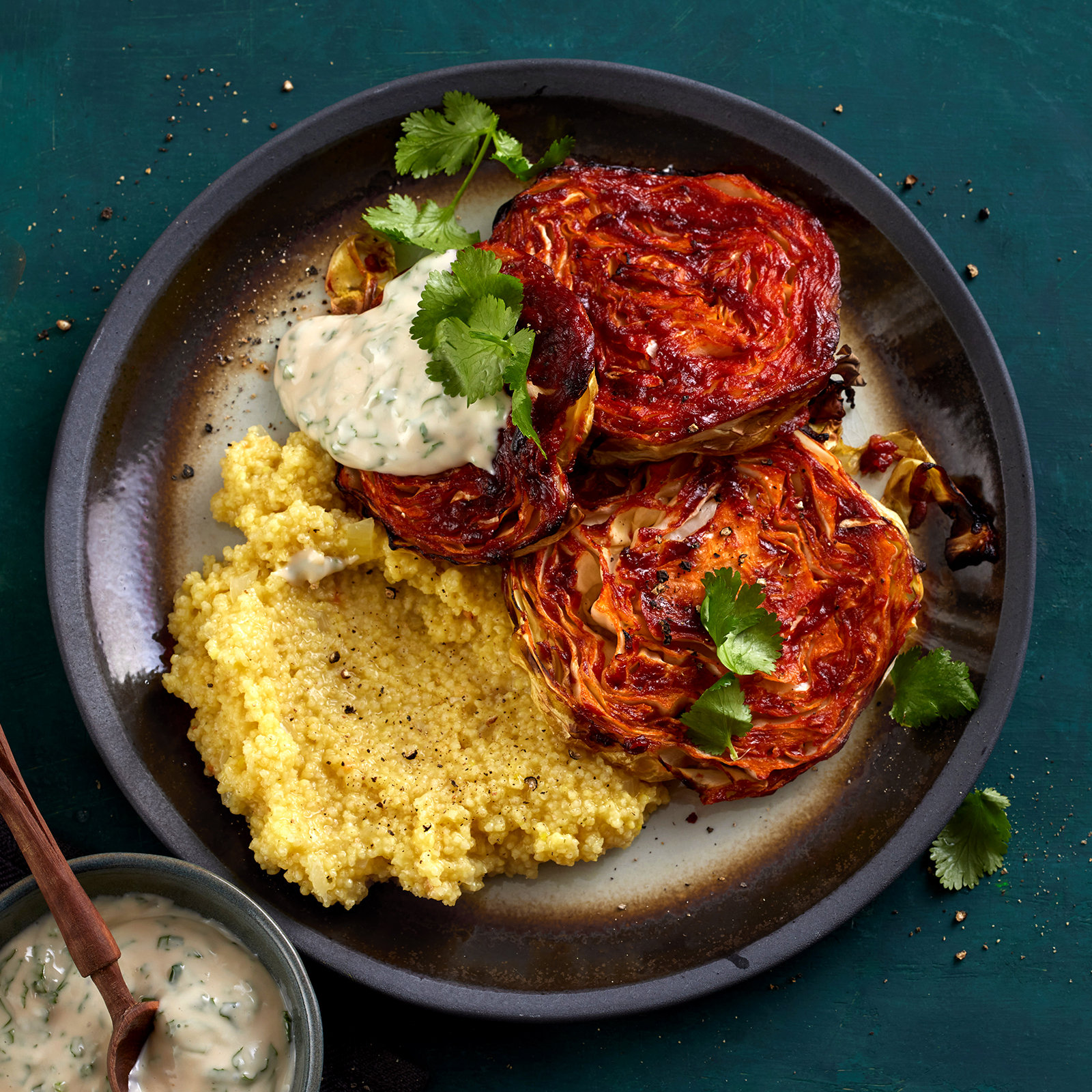 1 25 Gebackene Spitzkohlscheiben Mit Hirsotto 1600x1600px