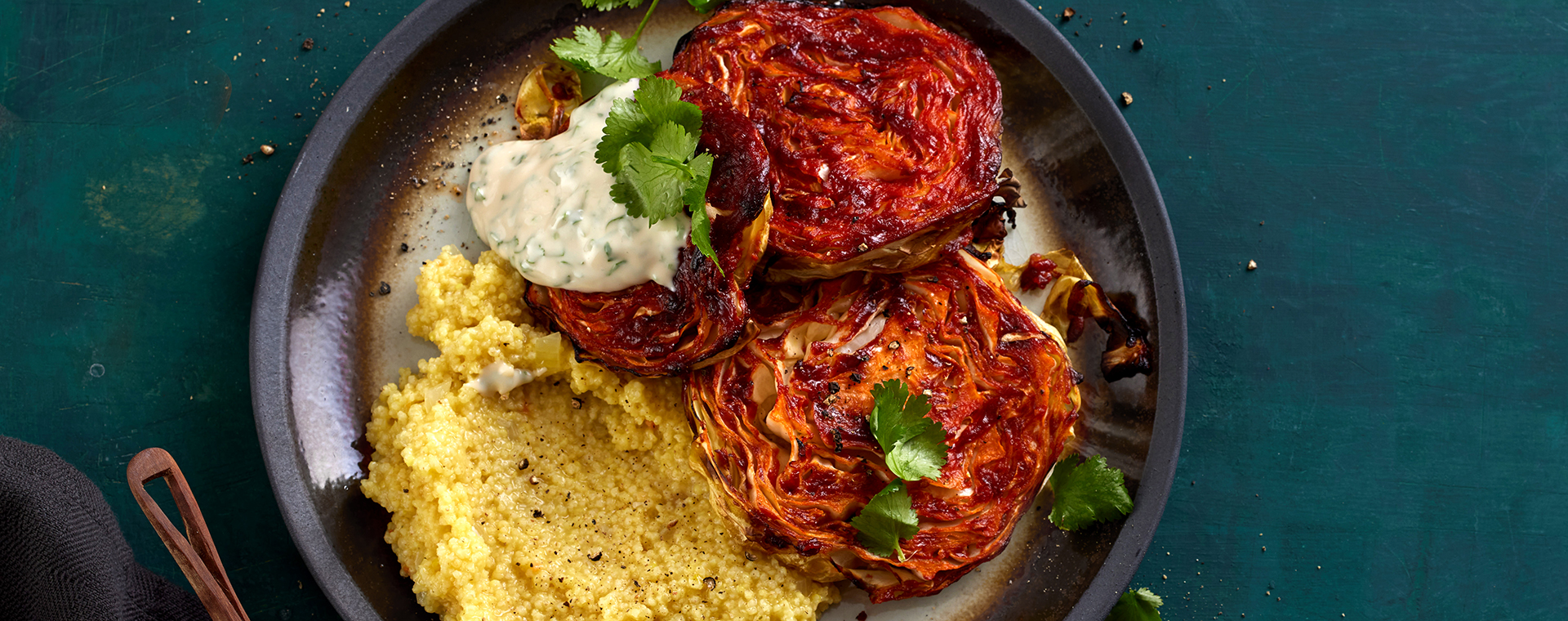 1 25 Gebackene Spitzkohlscheiben Mit Hirsotto 1920x760px