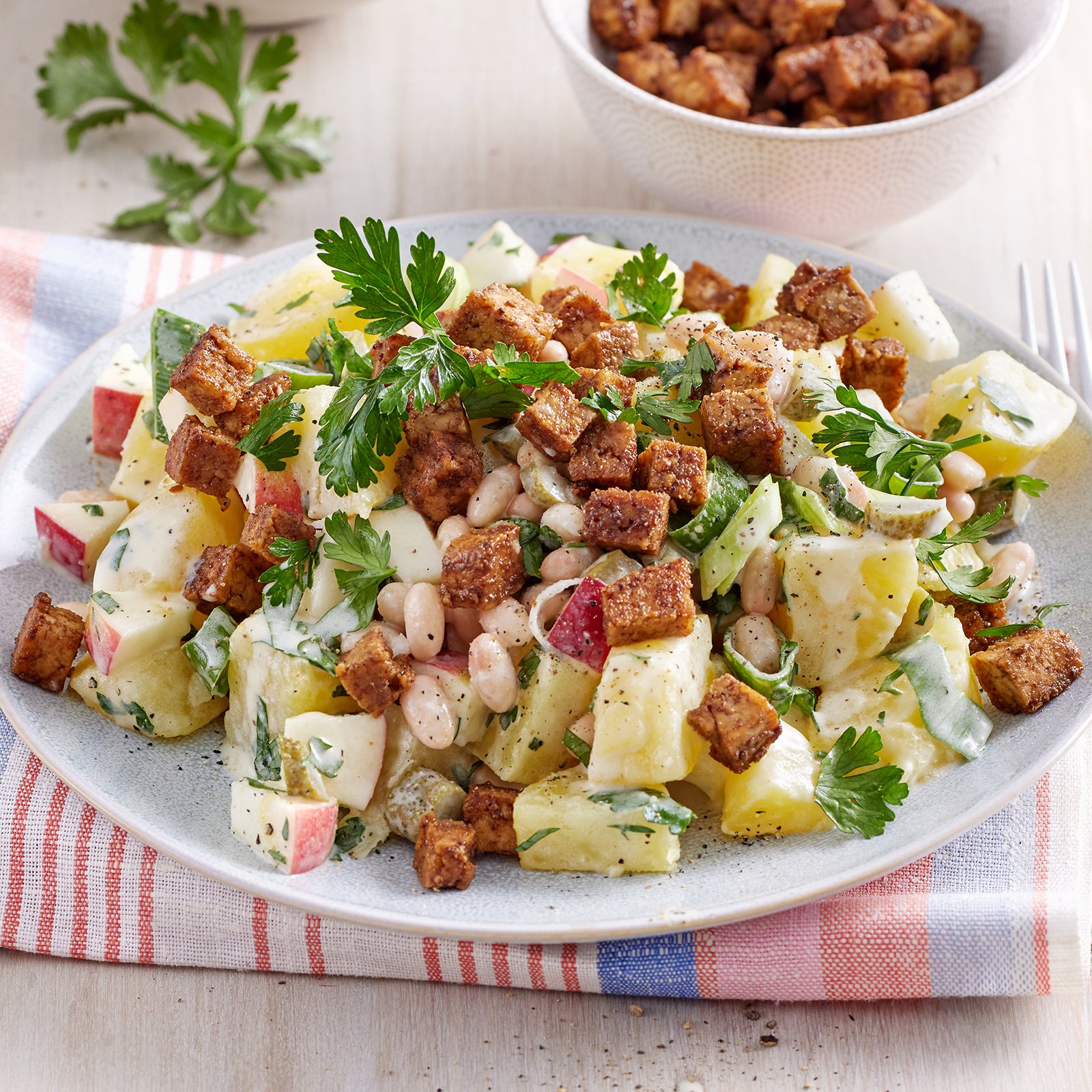 1 25 Kartoffel Apfel Salat Mit Wuerzigem Tofu 1600x1600px