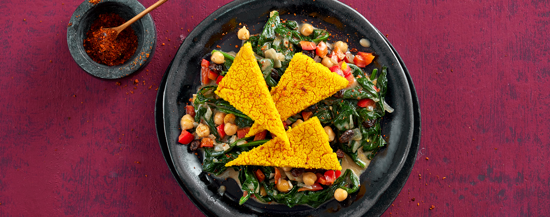 1 25 Kurkuma Griessschnitten Auf Spinat Kichererbsen Gemuese 1920x760px