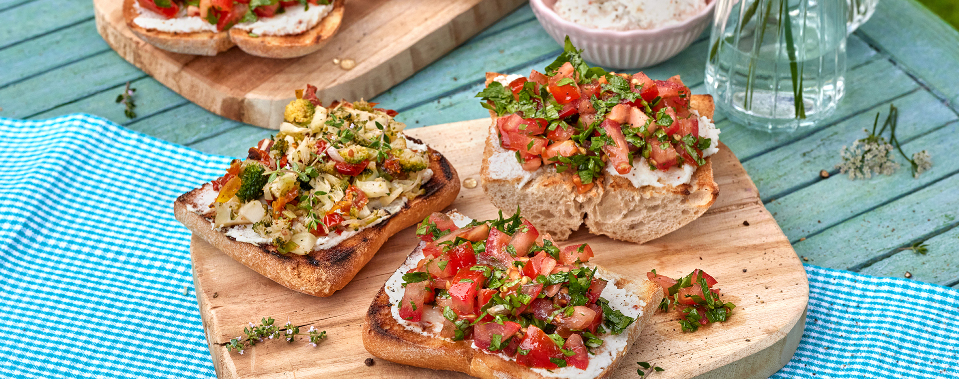 3 25 Bruschetta Mit Tomate Und Mit Brokkoli 1920x760px