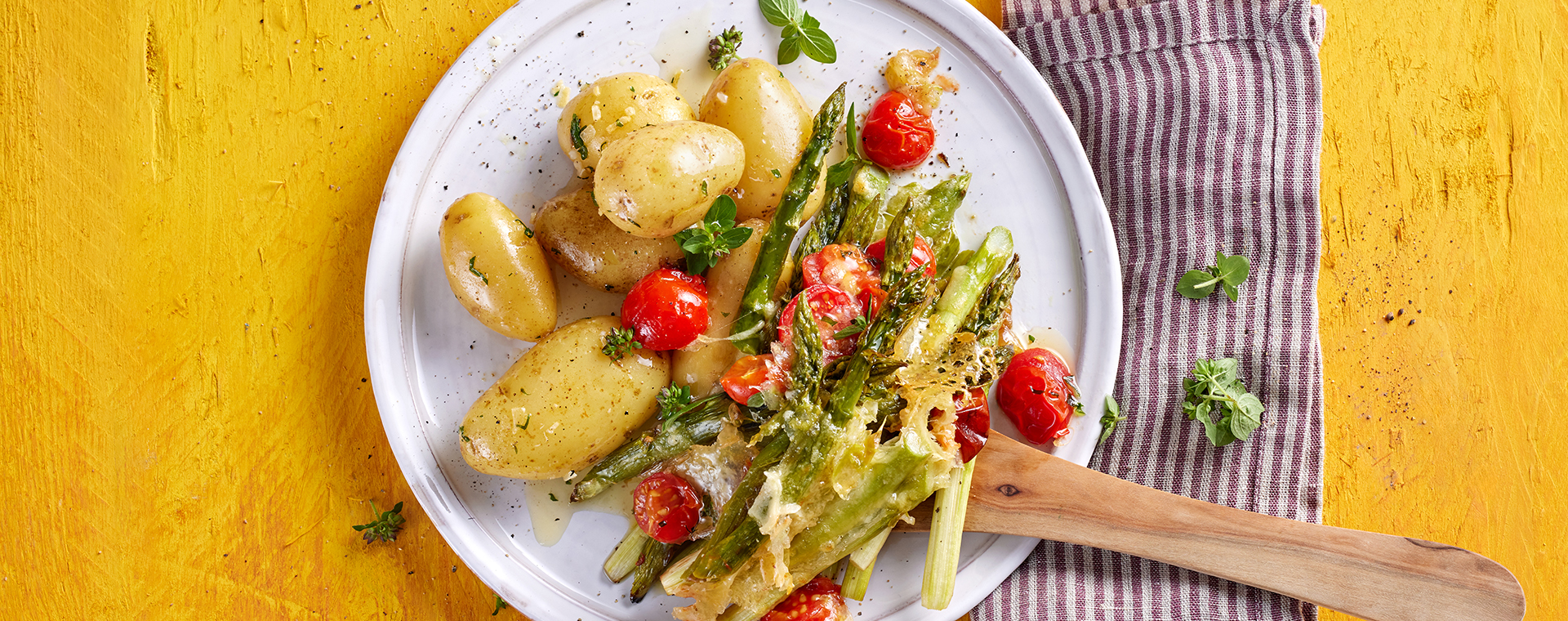 3 25 Gratinierter Gruener Spargel Mit Tomaten 1920x760px