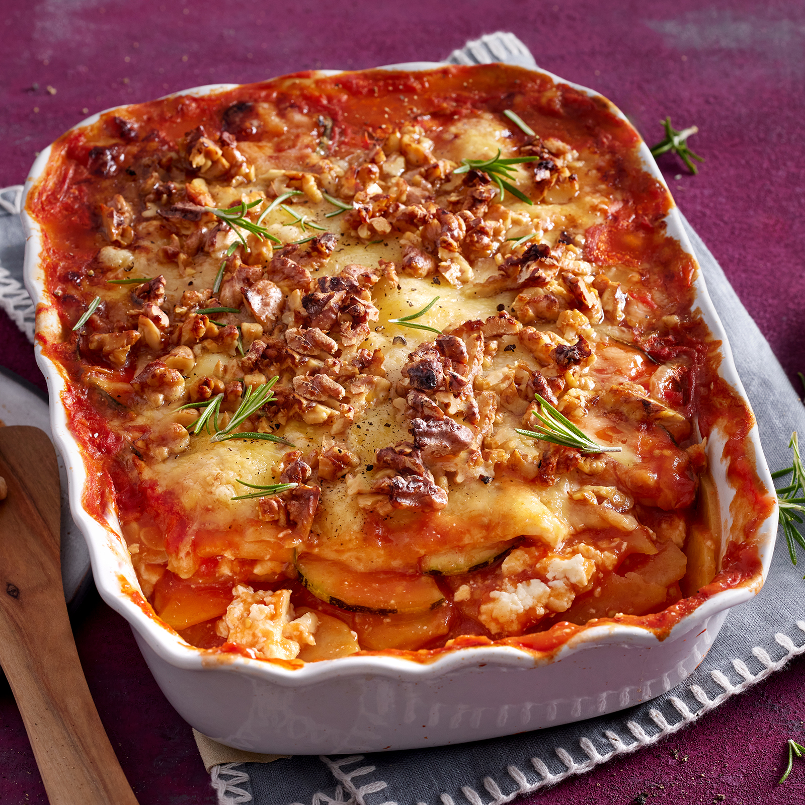 5 25 Buntes Schichtgemuese Mit Kaese Walnuss Kruste 1600x1600px