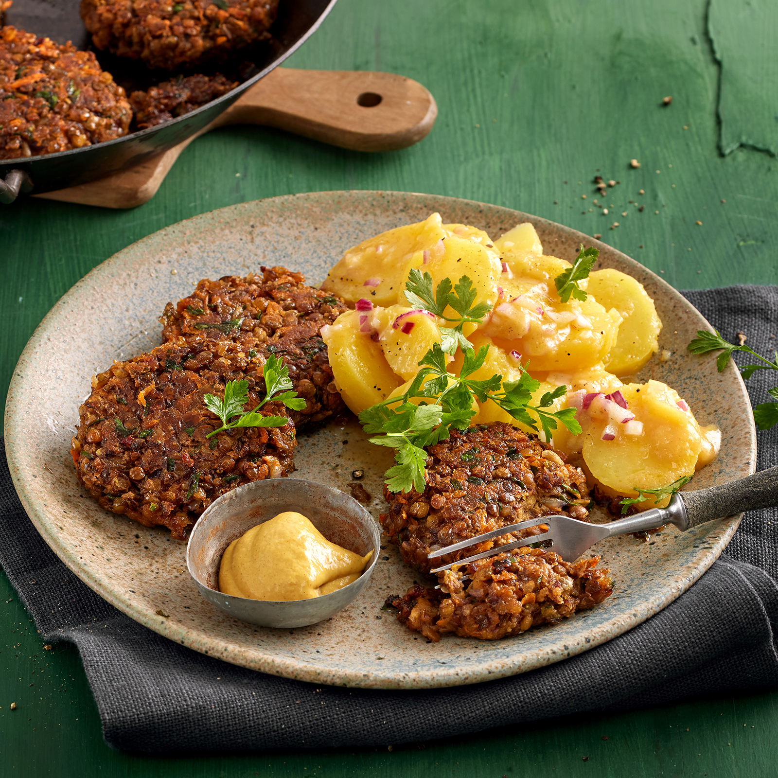 5 25 Deftige Linsenfrikadellen Mit Kartoffelsalat 1600x1600px