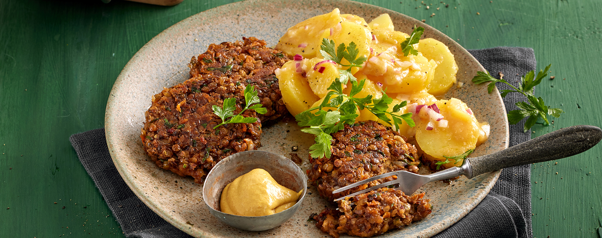 5 25 Deftige Linsenfrikadellen Mit Kartoffelsalat 1920x760px