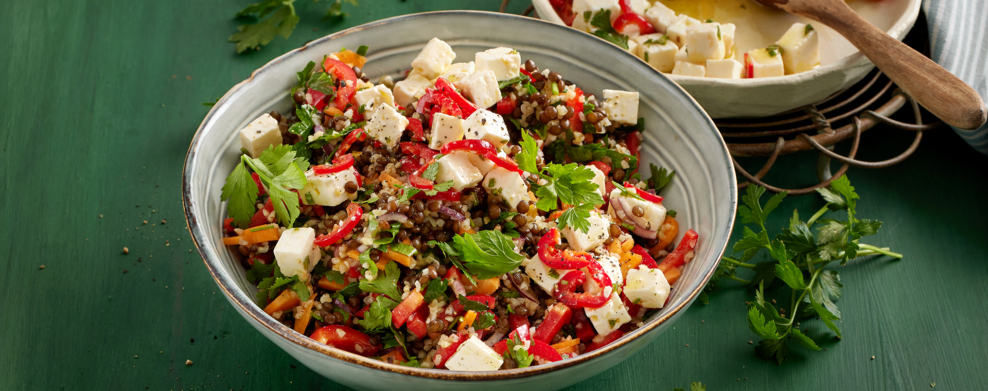 5 25 Linsen Bulgur Salat Mit Mariniertem Feta 1920x760px
