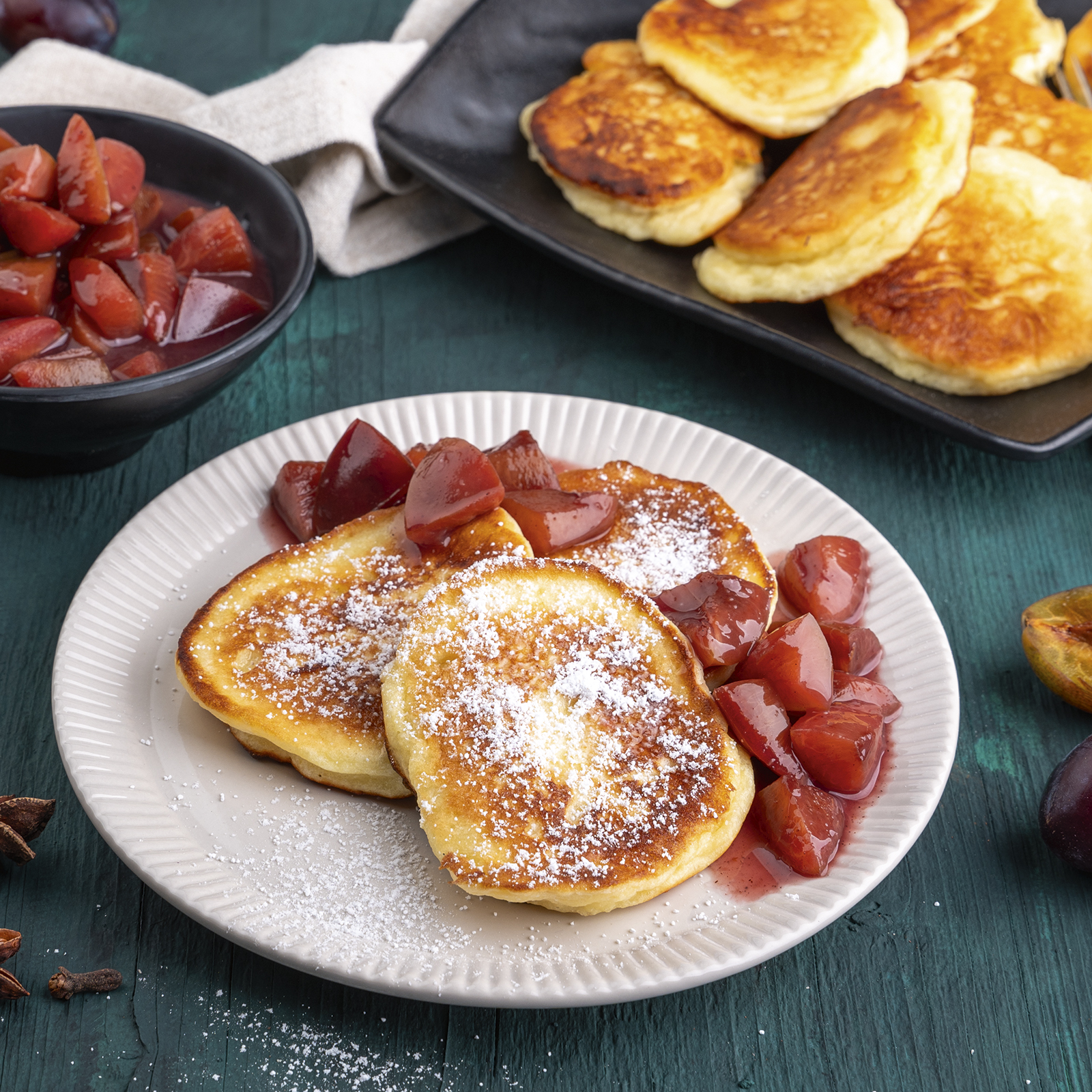 5 25 Quark Pfannkuechlein Mit Zwetschgen Rotwein Kompott 1600x1600px