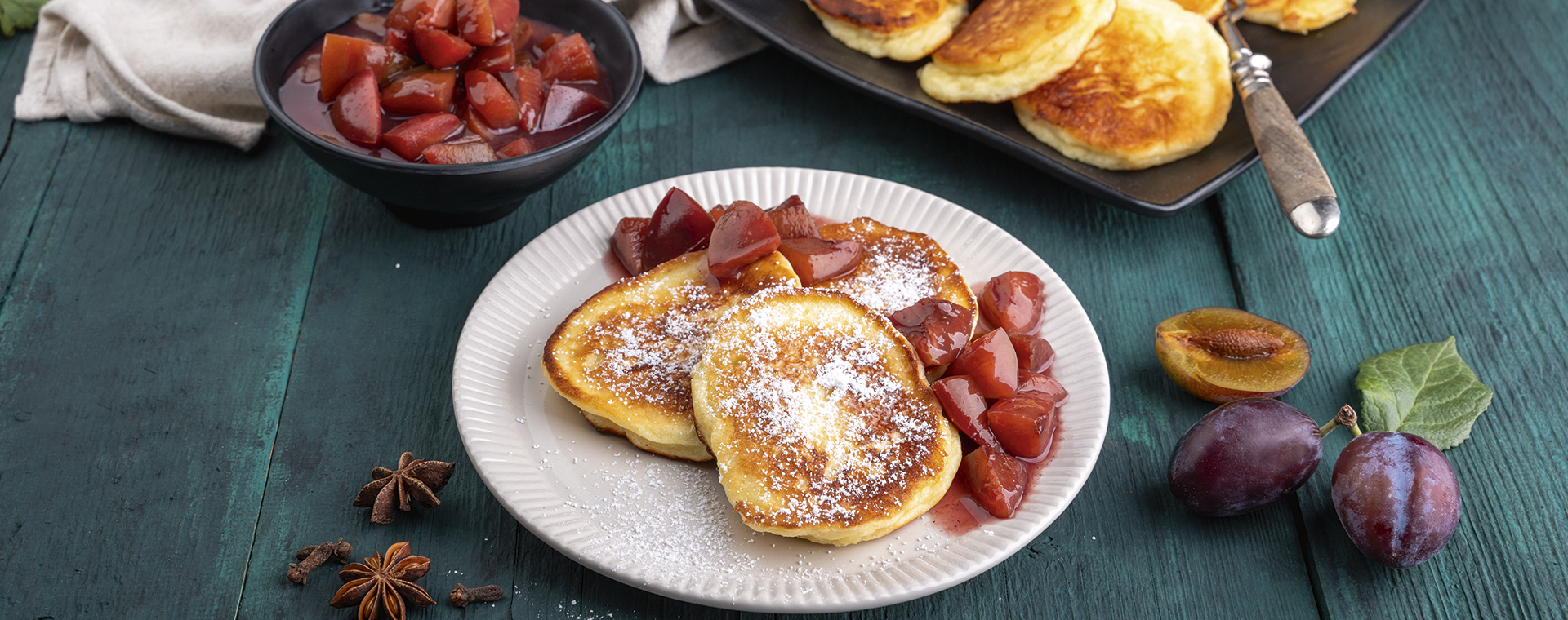 5 25 Quark Pfannkuechlein Mit Zwetschgen Rotwein Kompott 1920x760px