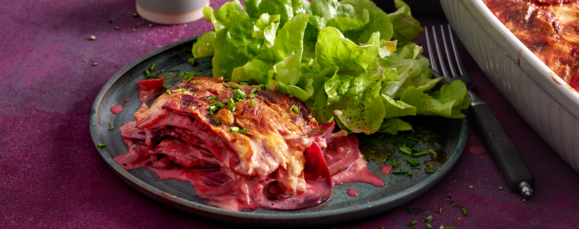 5 25 Rote Bete Fenchel Gratin Mit Gruenem Salat 1920x760px