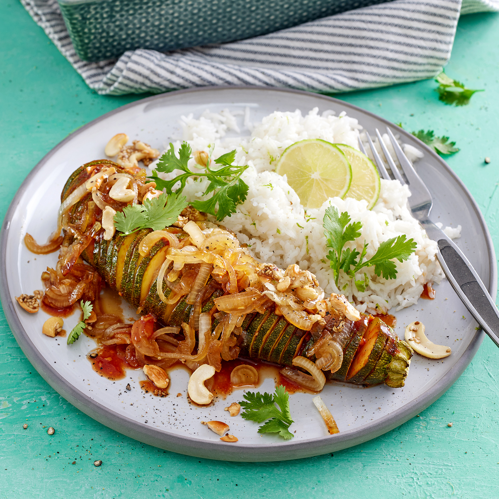 4 25 Faecherzucchini Mit Nussigem Zwiebeltopping 1600x1600px