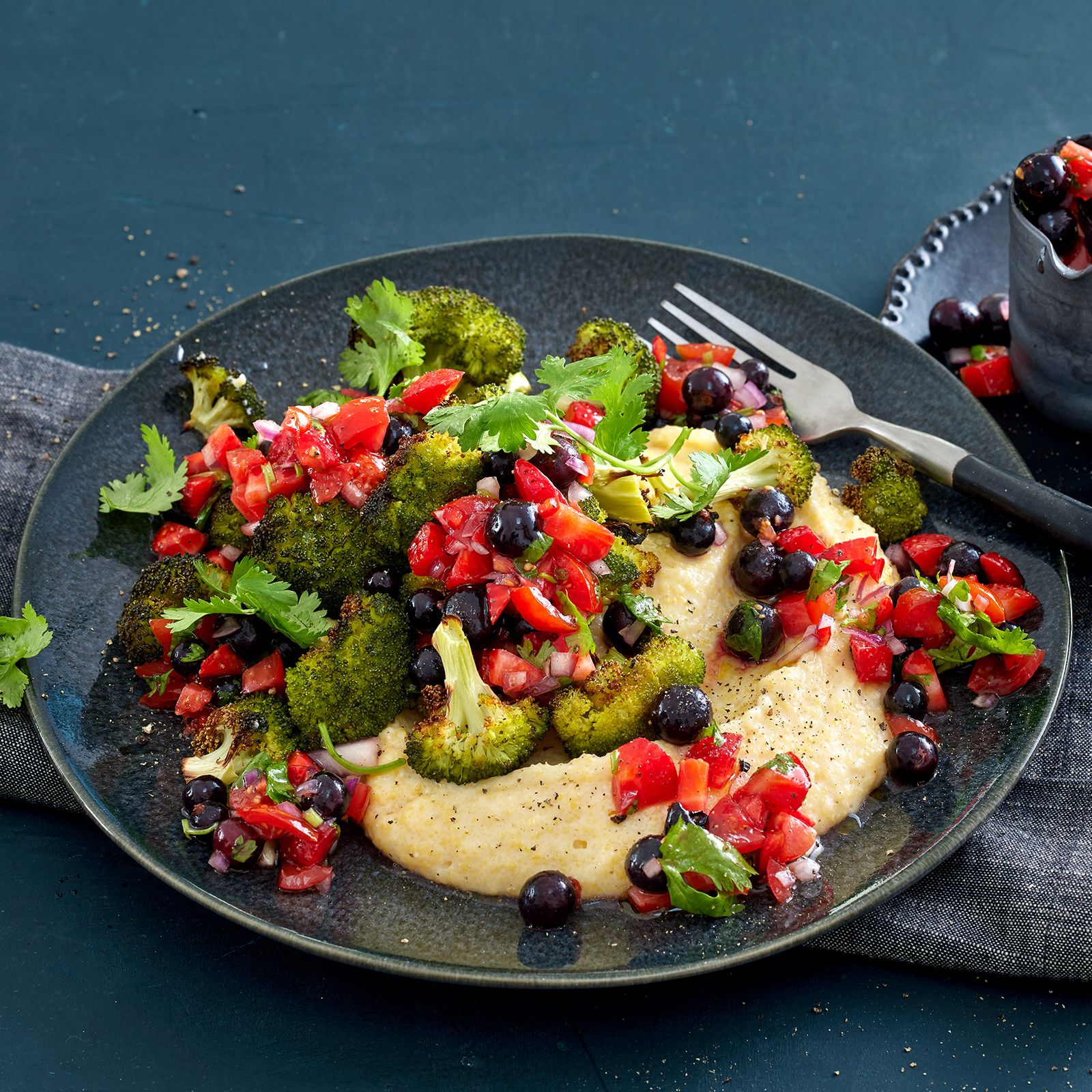 4 25 Geroesteter Brokkoli Auf Mandelpolenta 1600x1600px