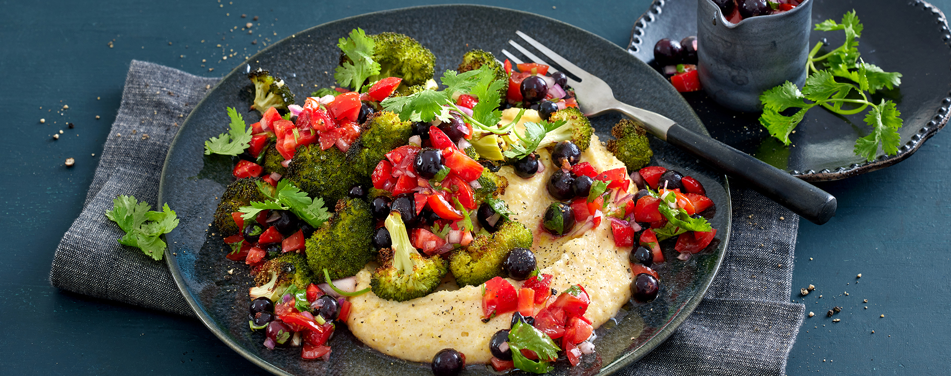 4 25 Geroesteter Brokkoli Auf Mandelpolenta 1920x760px