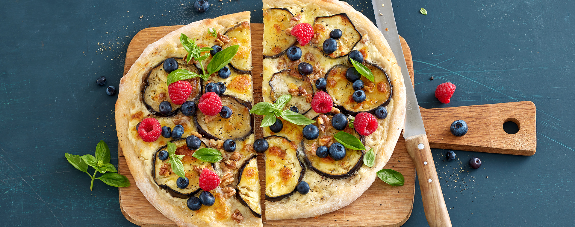 4 25 Pizza Bianca Mit Auberginen Und Sommerbeeren 1920x760px
