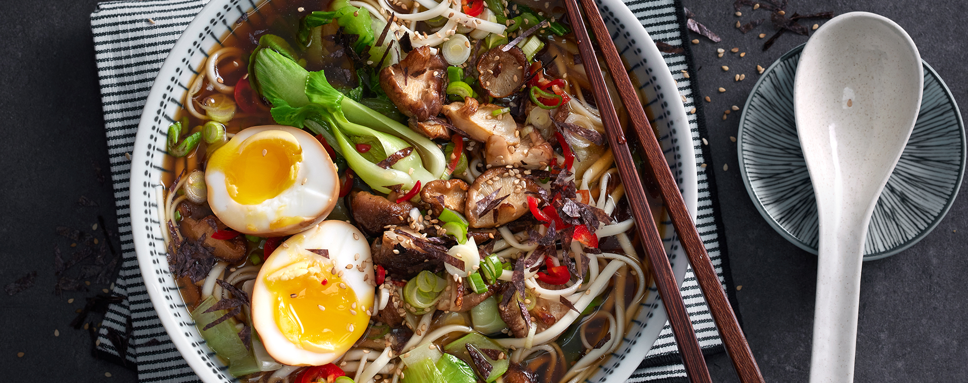 4 25 Ramen Suppe Mit Pak Choi Und Marinierten Eiern 1920x760px
