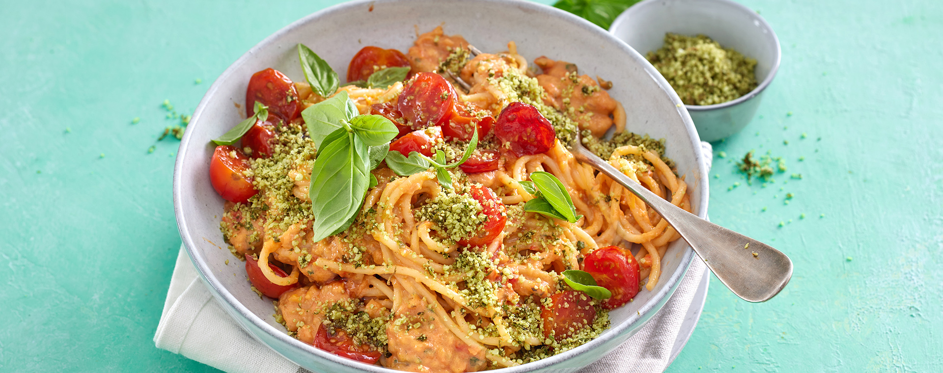 4 25 Spaghetti Mit Ofengemuesesosse Und Basilikumkaese 1920x760px