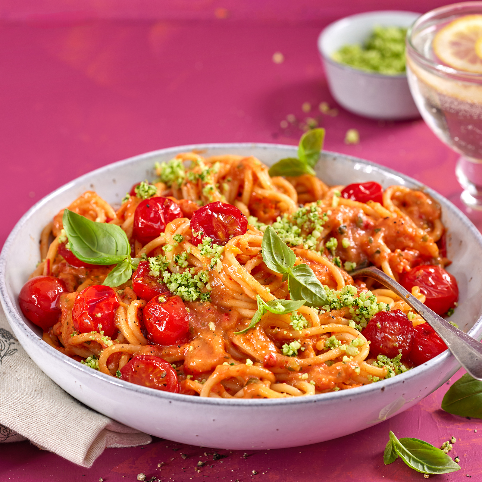 4 25 Spaghetti Mit Ofengemuesesosse Und Mandel Basilikum Topping 1600x1600px