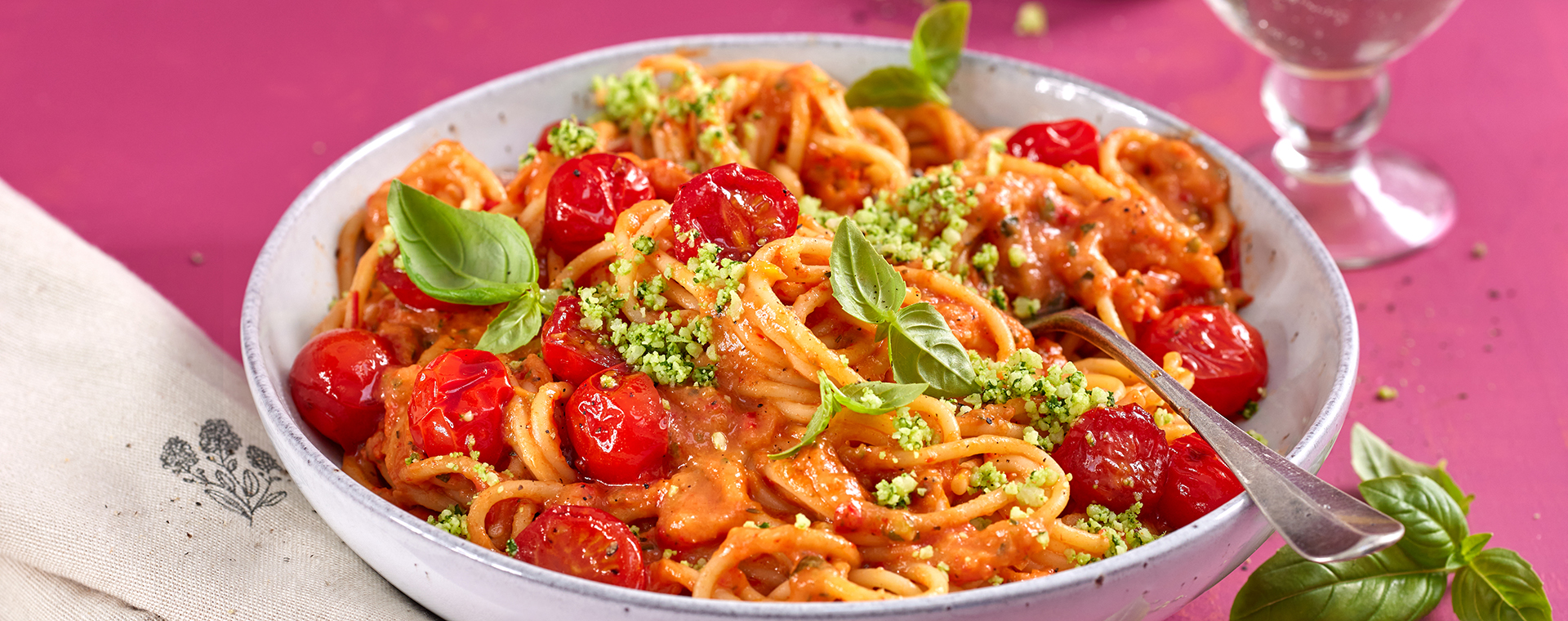 4 25 Spaghetti Mit Ofengemuesesosse Und Mandel Basilikum Topping 1920x760px