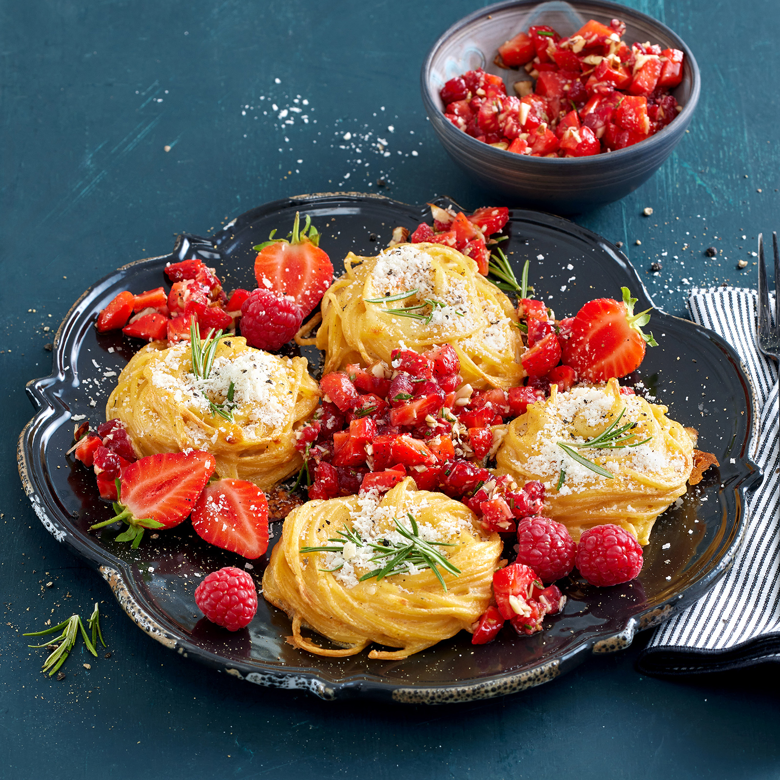 4 25 Spaghettinester Mit Erdbeer Himbeer Salsa 1600x1600px