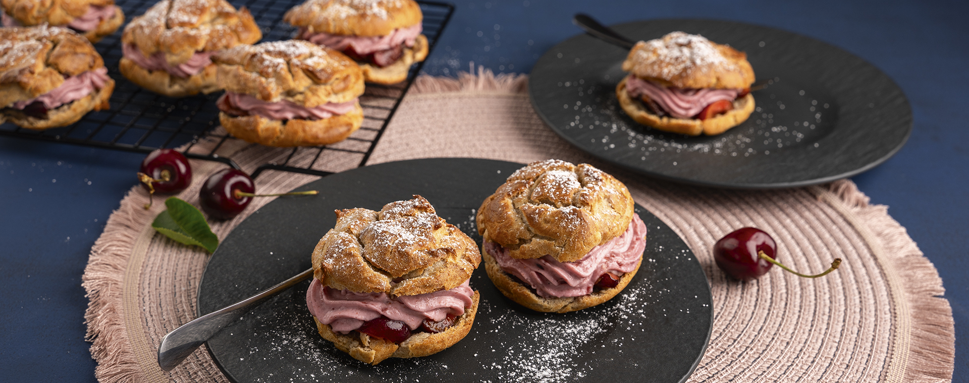 4 25 Windbeutel Mit Kirschcreme 1920x760px