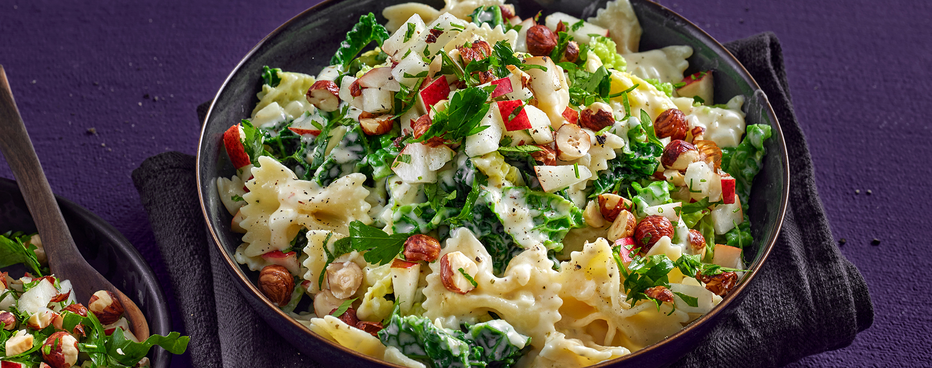 6 25 Cremige Wirsingpasta Mit Birnen Nuss Topping 1920x760px