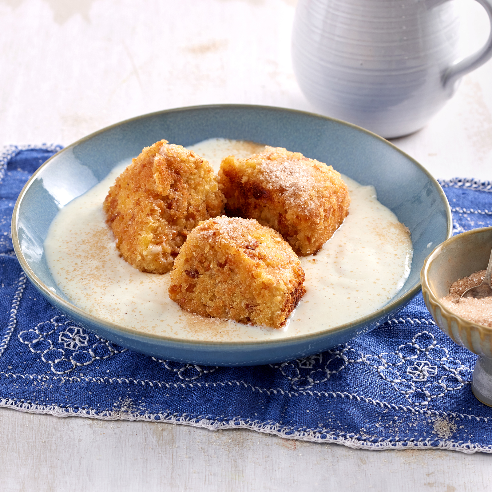 6 25 Kartaeuserkloesse Mit Vanillesosse 1600x1600px