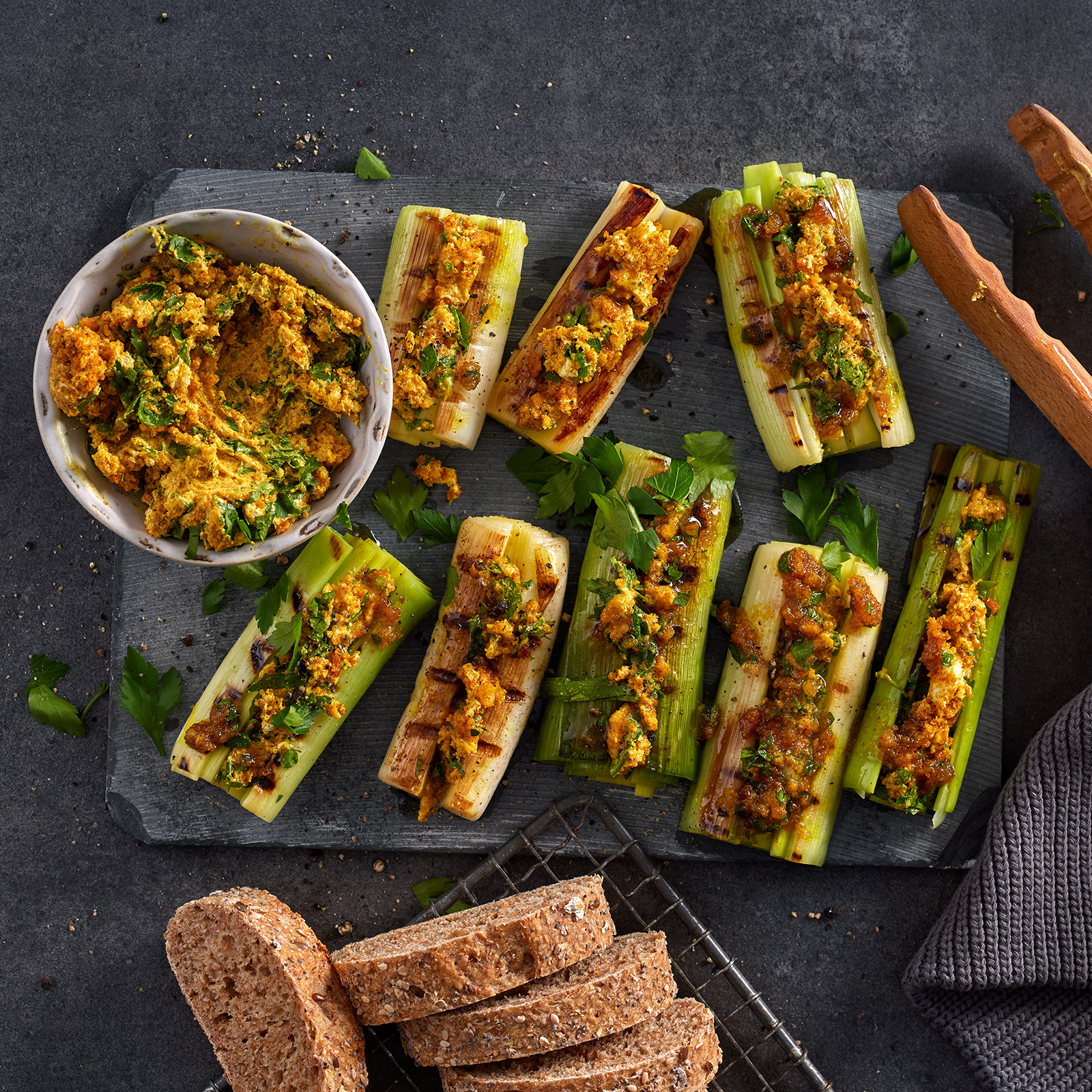 6 25 Lauch Mit Wuerziger Broeselbutter 1600x1600px