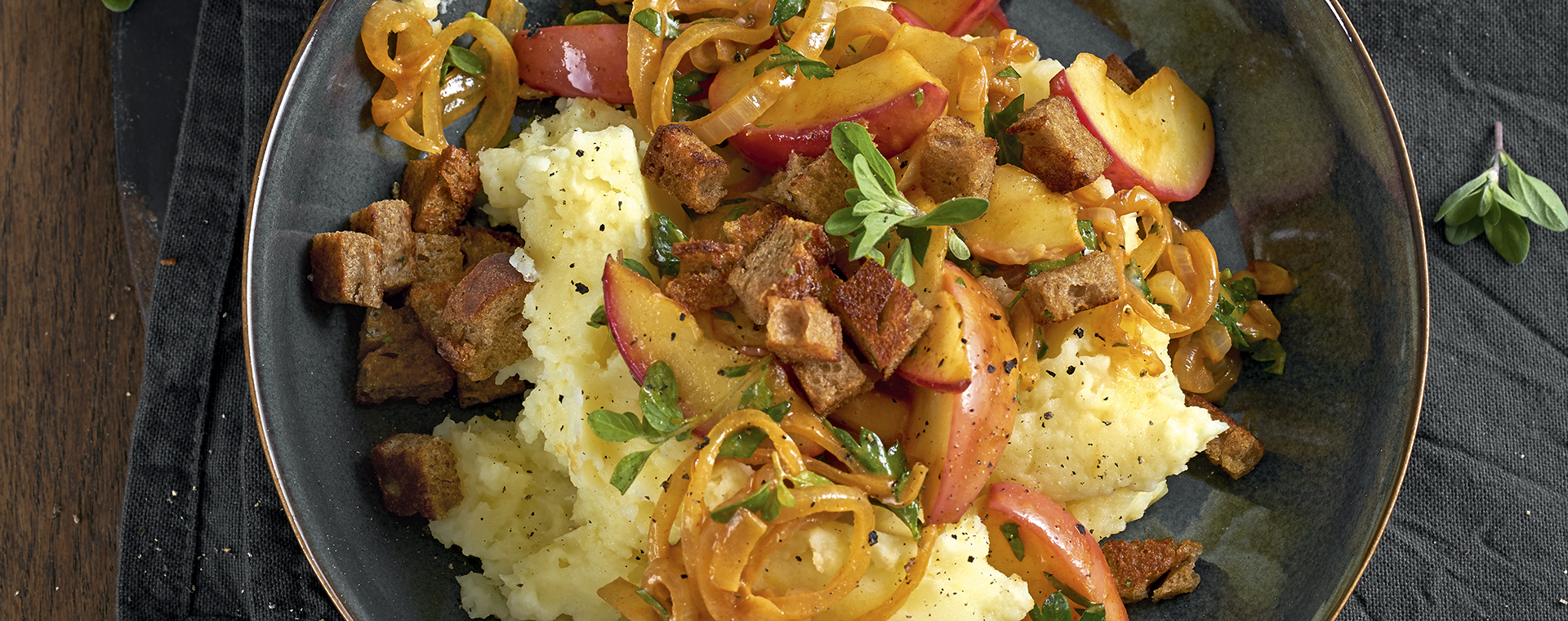 SH Kartoffeln Himmel Und Erde Mit Majoran Croutons 1920x760px